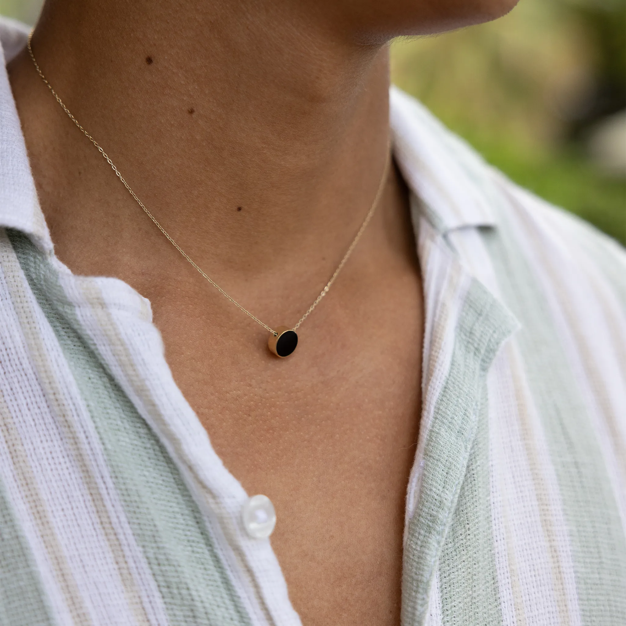 16-18" Adjustable Eclipse Flipside Black Coral & Mother of Pearl Necklace in Gold - 9mm