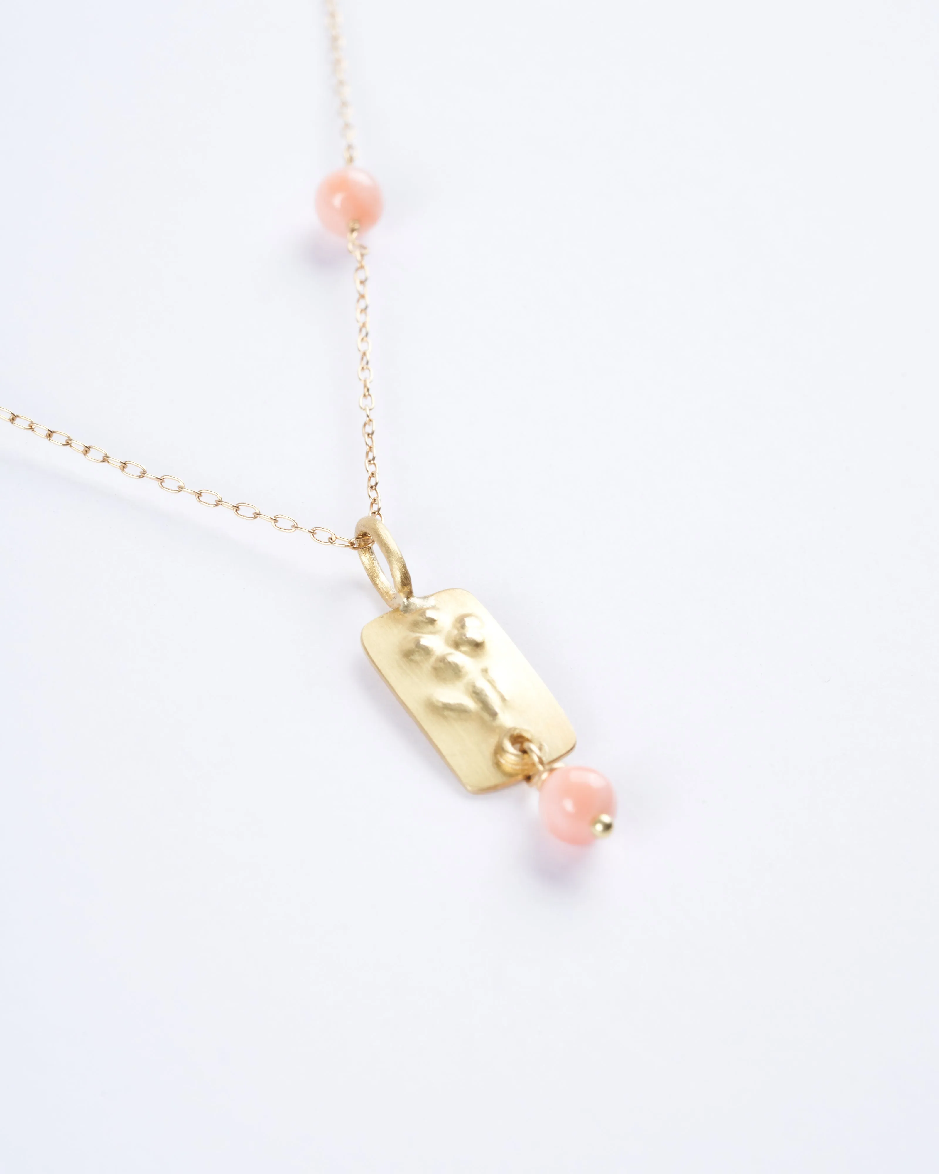 18k yellow gold pendant necklace with coral beads - gold