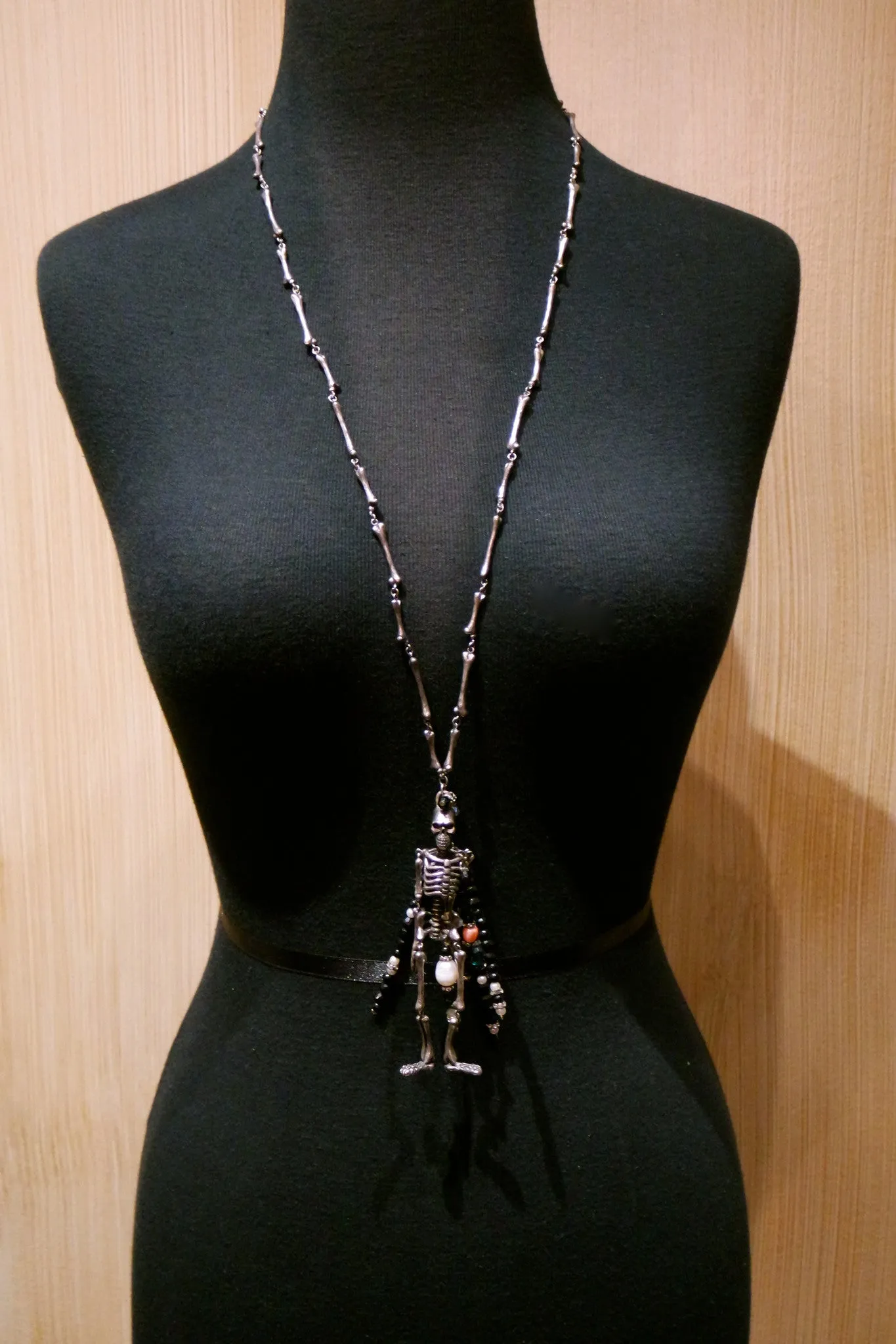 Appartement a Louer Skeleton Necklace