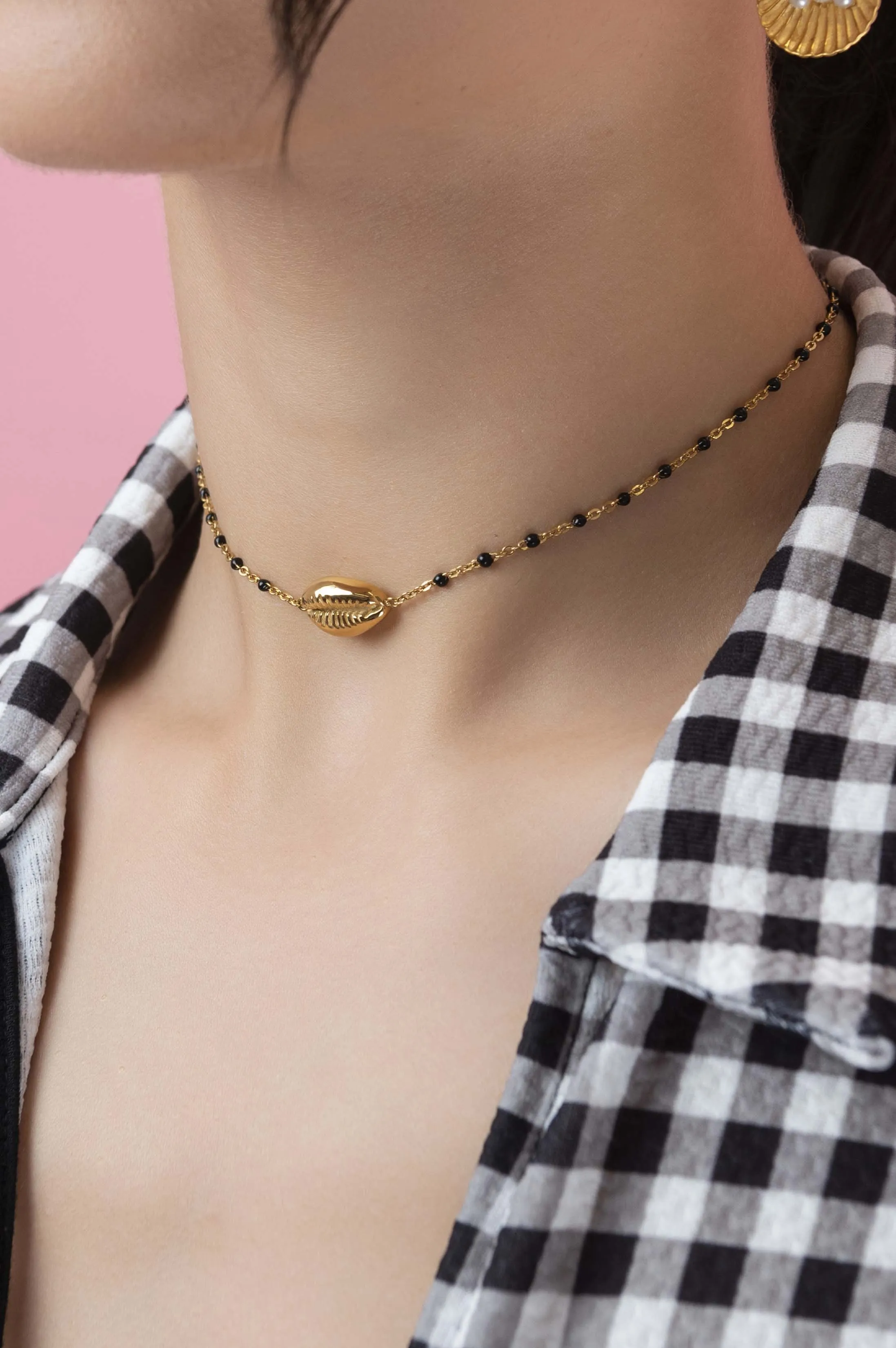 Black Bead Seashell Choker