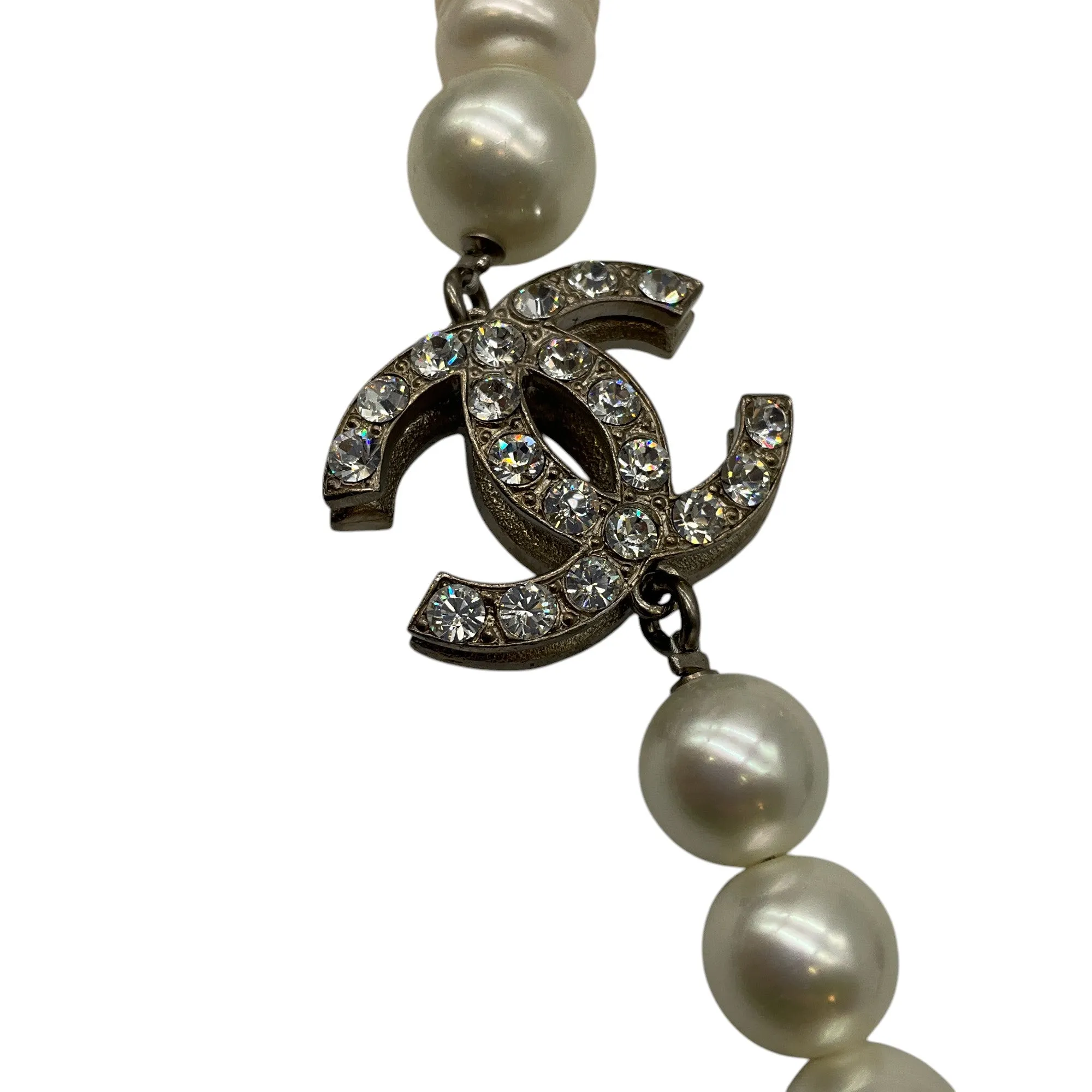 Chanel Pearl 2006 CC Logo Crystal Embellished Strass Necklace