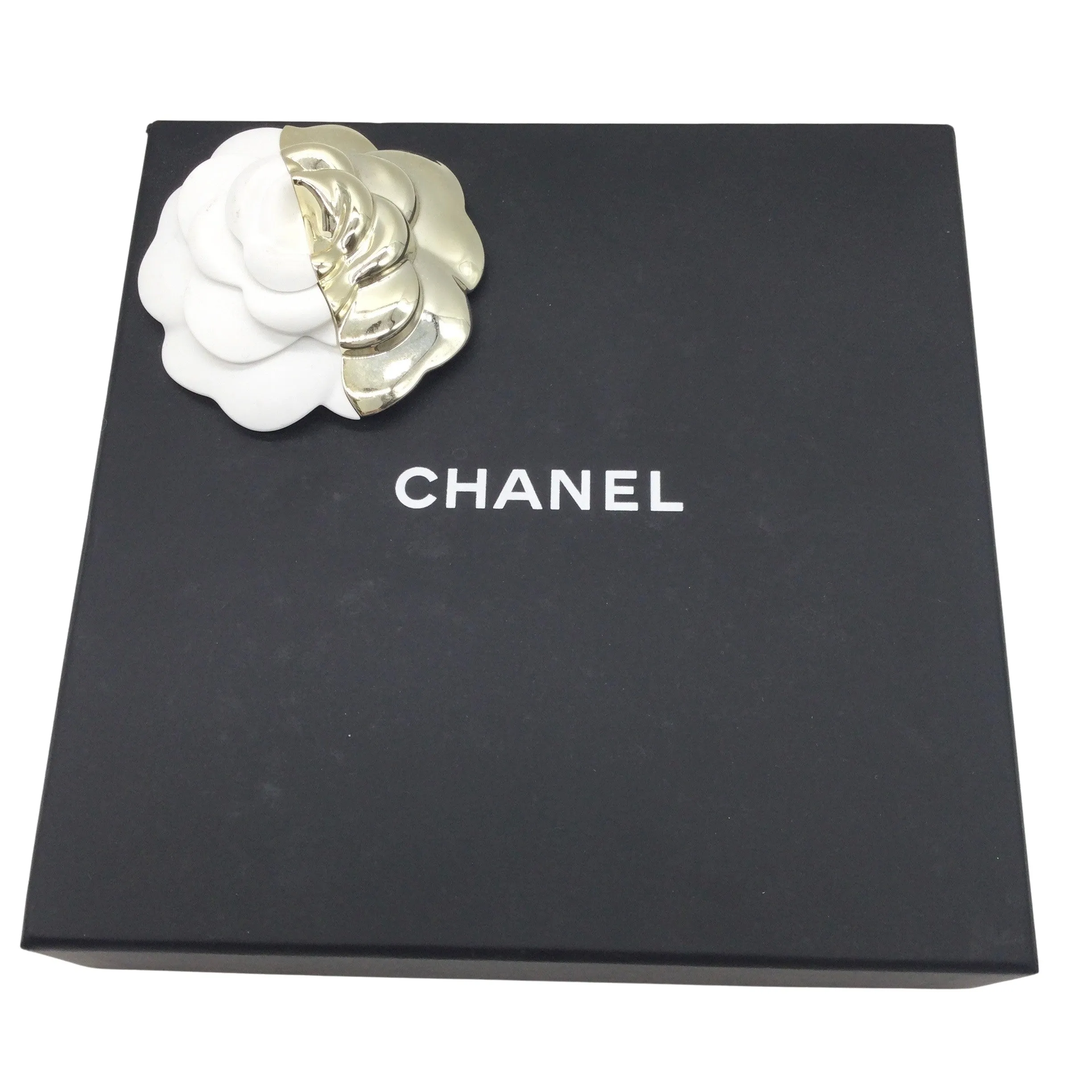Chanel Pink / Ecru Cc Logo Seashell Pendant Crystal Embellished Imitation Pearl Long Necklace