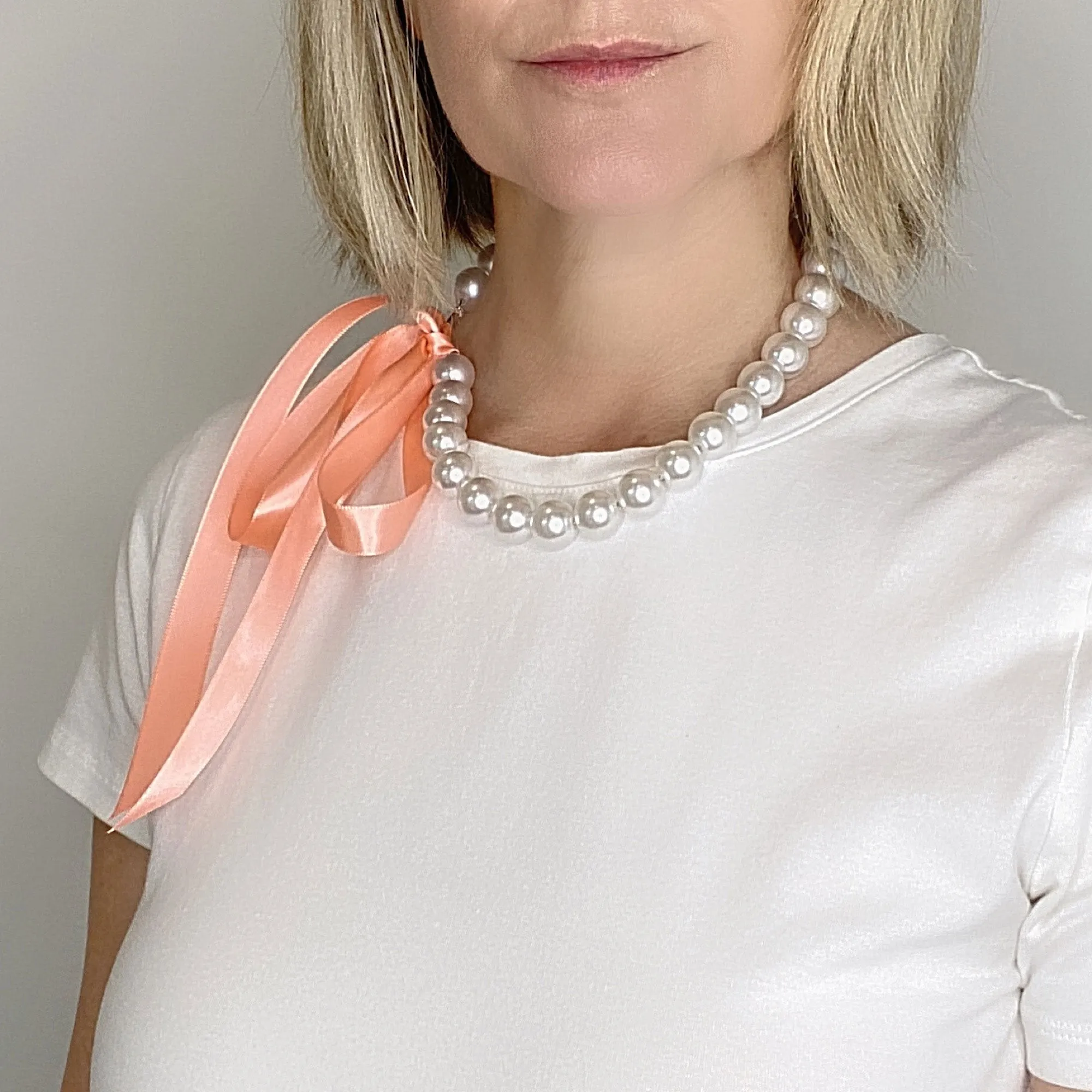 DOTTY coral ribbon pearl necklace