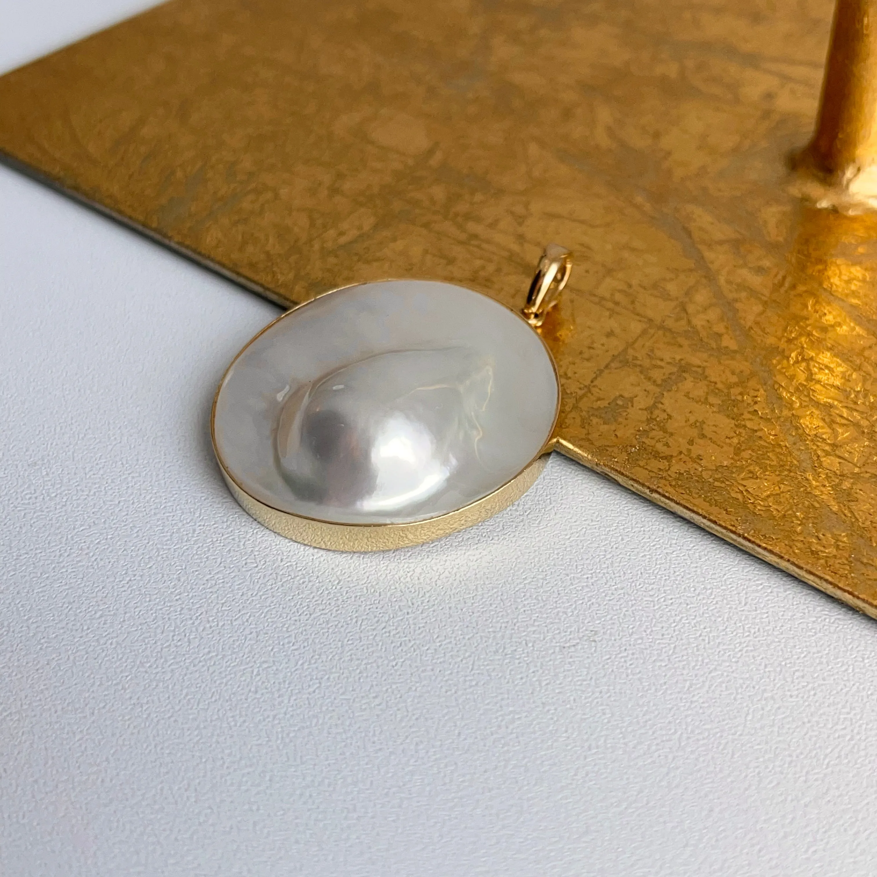 Estate 14KT Yellow Gold Genuine Mabe Blister Pearl Bezel Pendant