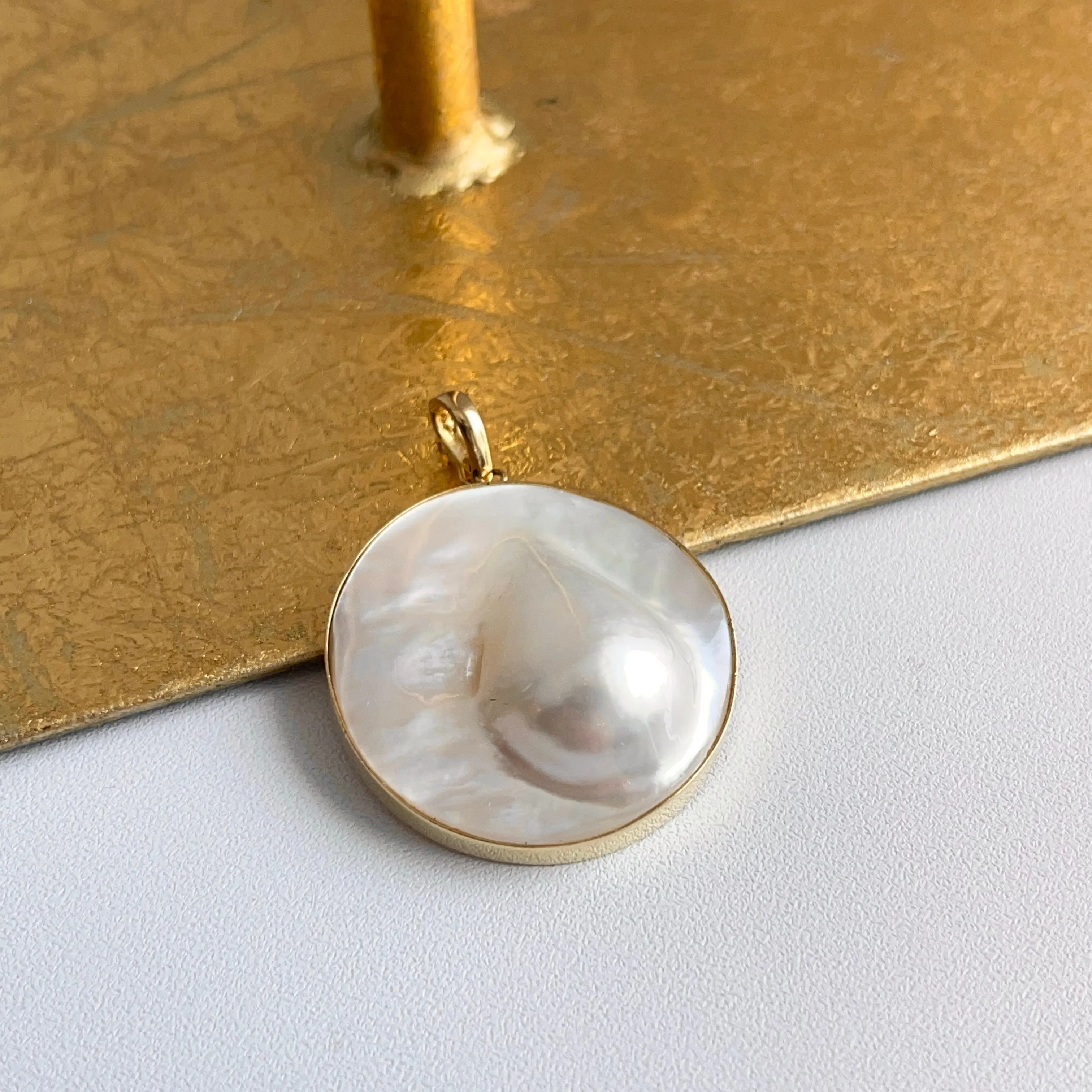 Estate 14KT Yellow Gold Genuine Mabe Blister Pearl Bezel Pendant