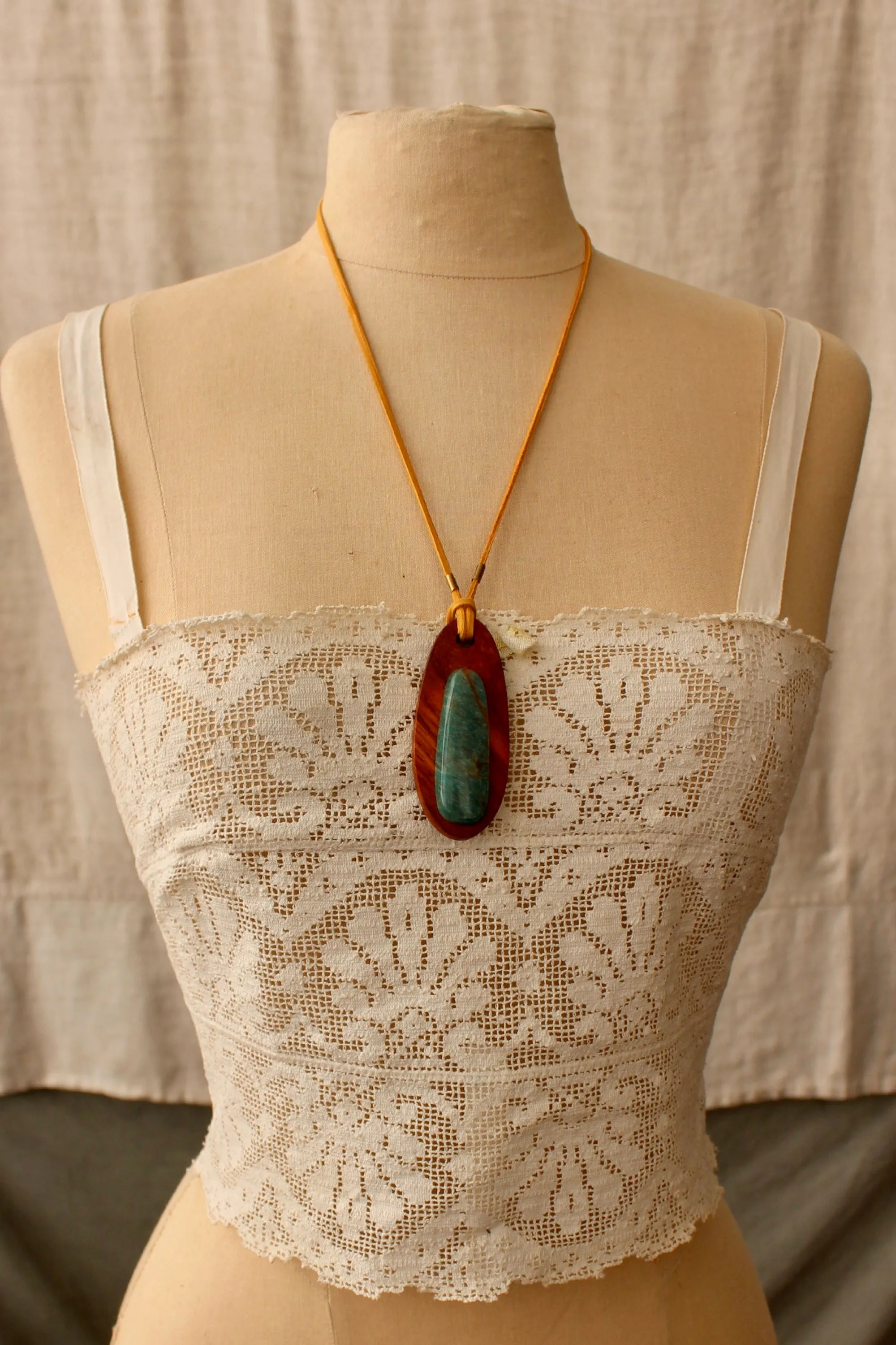 HF149 The Highlands Foundry Stone   Wooden Pendant