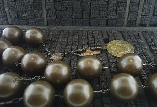 Kimme Winter Wooden Rosary Style Necklace