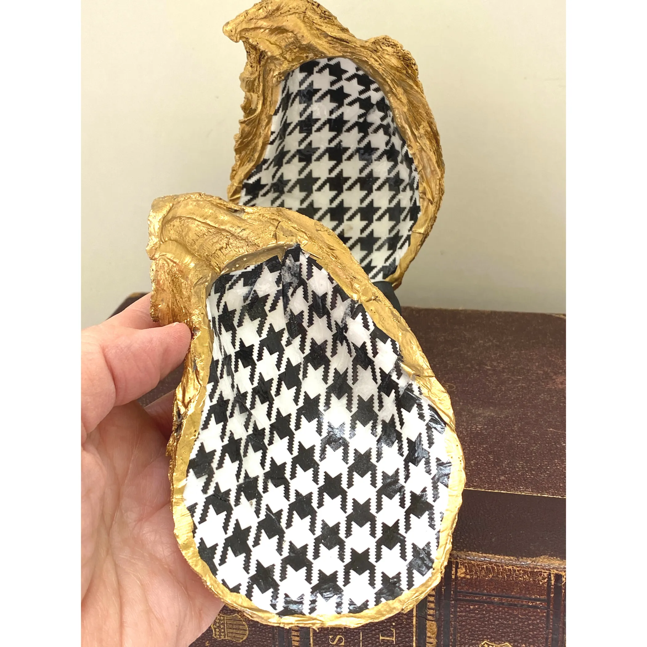 Oyster Shell Art, Hounds tooth Check, Black and White