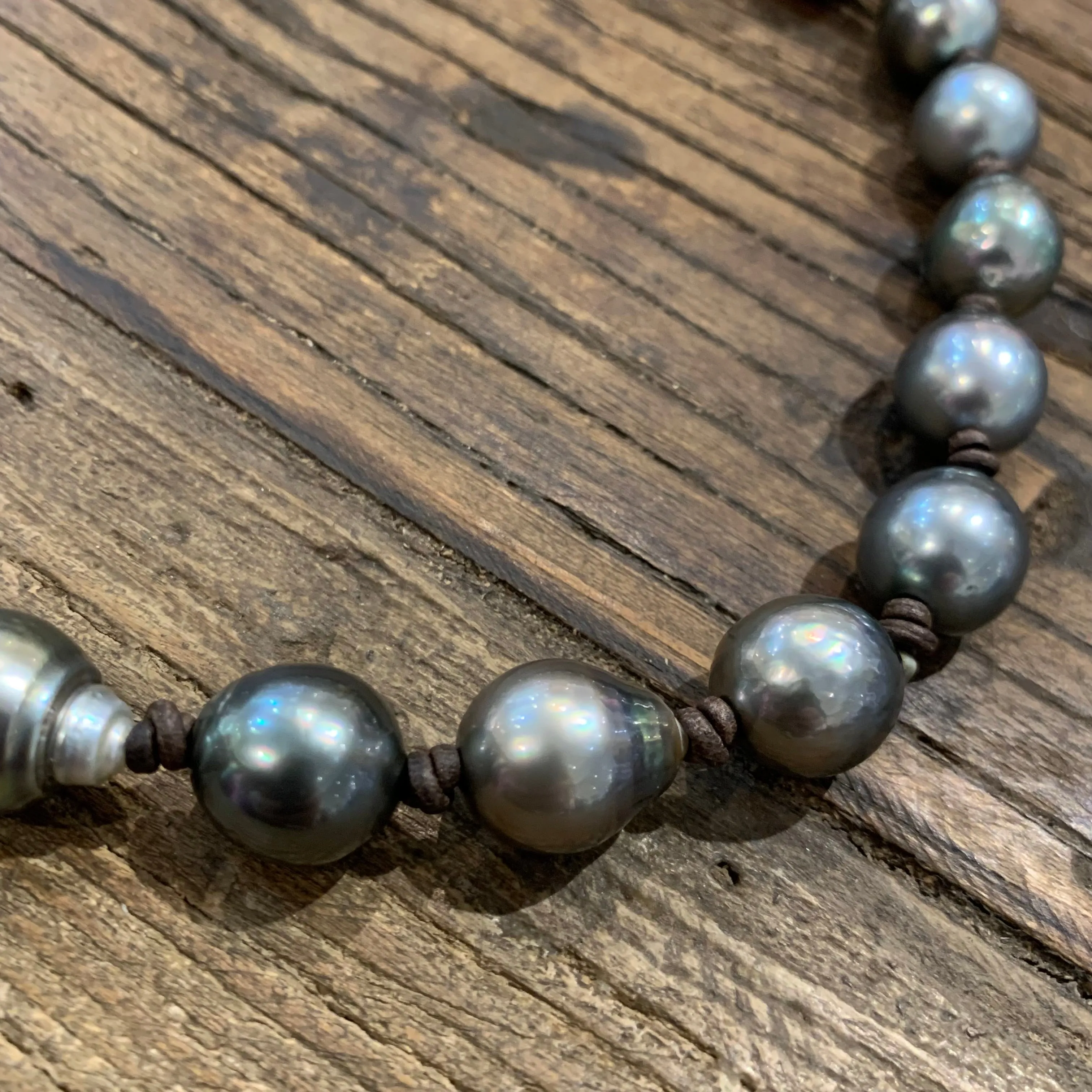 Tahitian Pearls w/ Leather Knots Choker | 19"