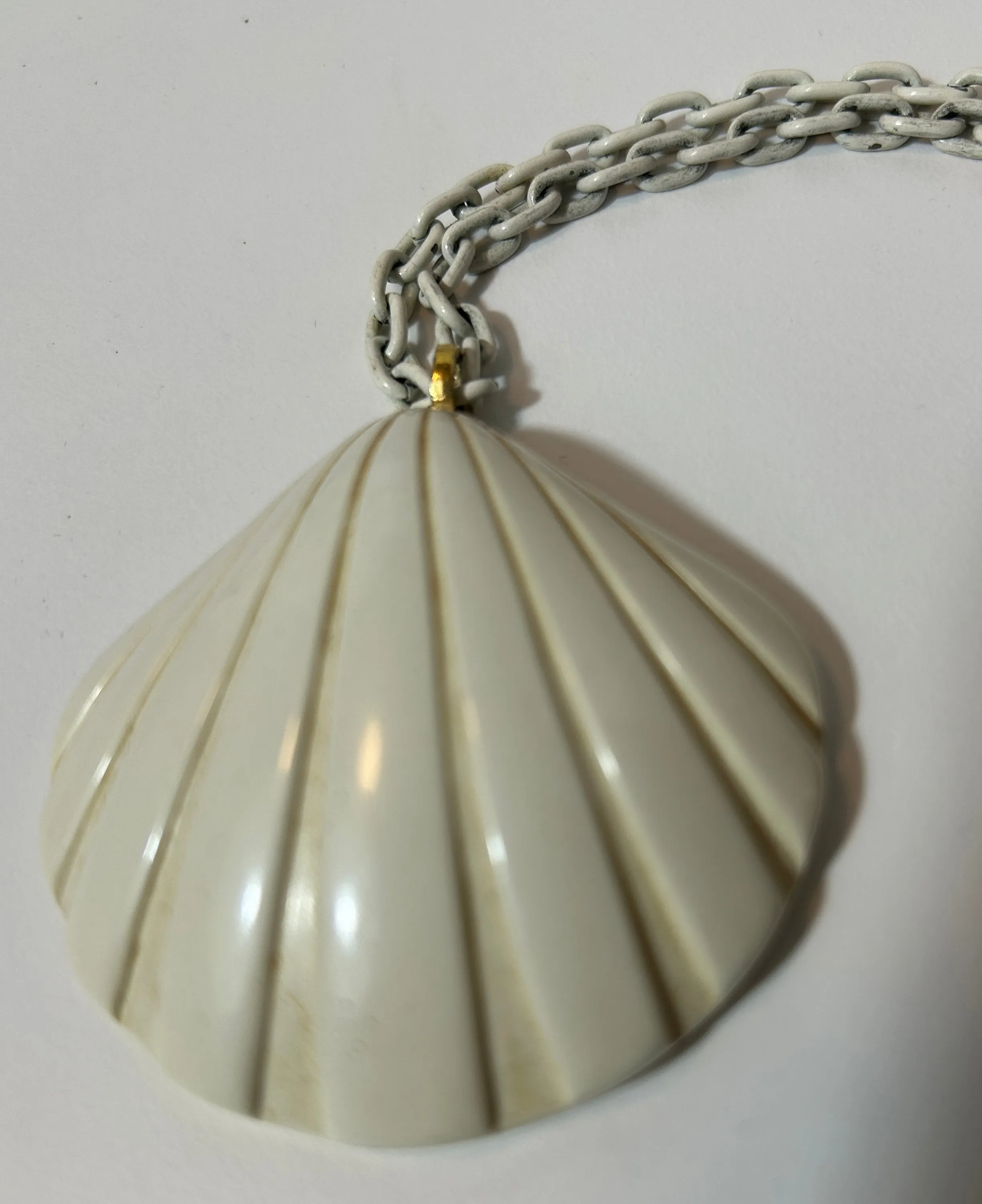 Vintage Crown Trifari White Seashell Pendant Necklace – Mid-Century Nautical Statement Jewelry