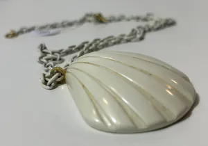 Vintage Crown Trifari White Seashell Pendant Necklace – Mid-Century Nautical Statement Jewelry