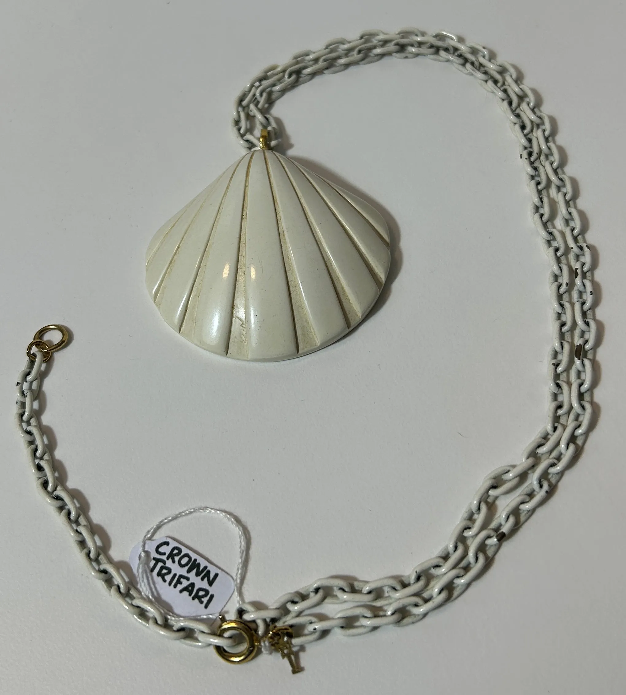 Vintage Crown Trifari White Seashell Pendant Necklace – Mid-Century Nautical Statement Jewelry