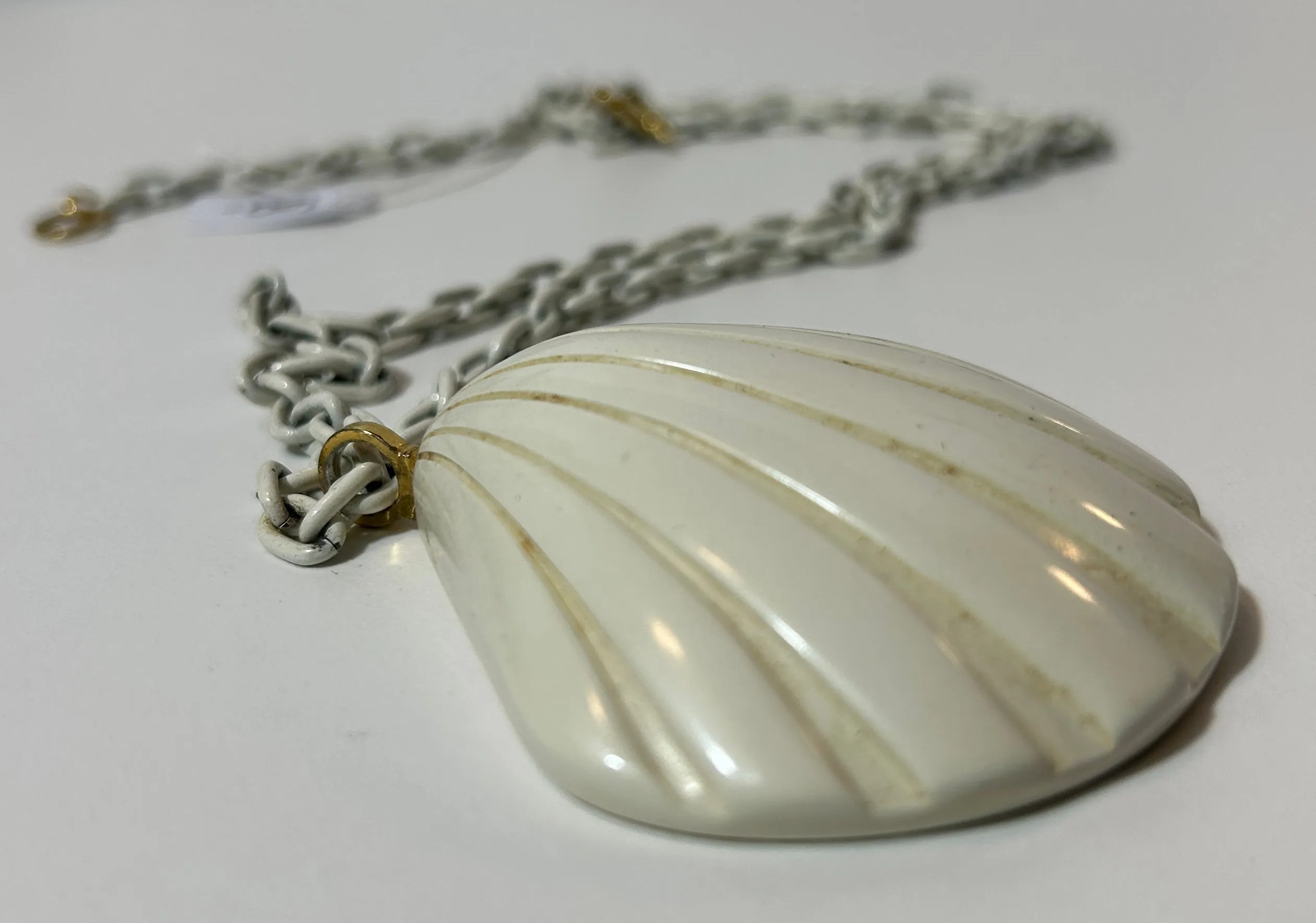 Vintage Crown Trifari White Seashell Pendant Necklace – Mid-Century Nautical Statement Jewelry